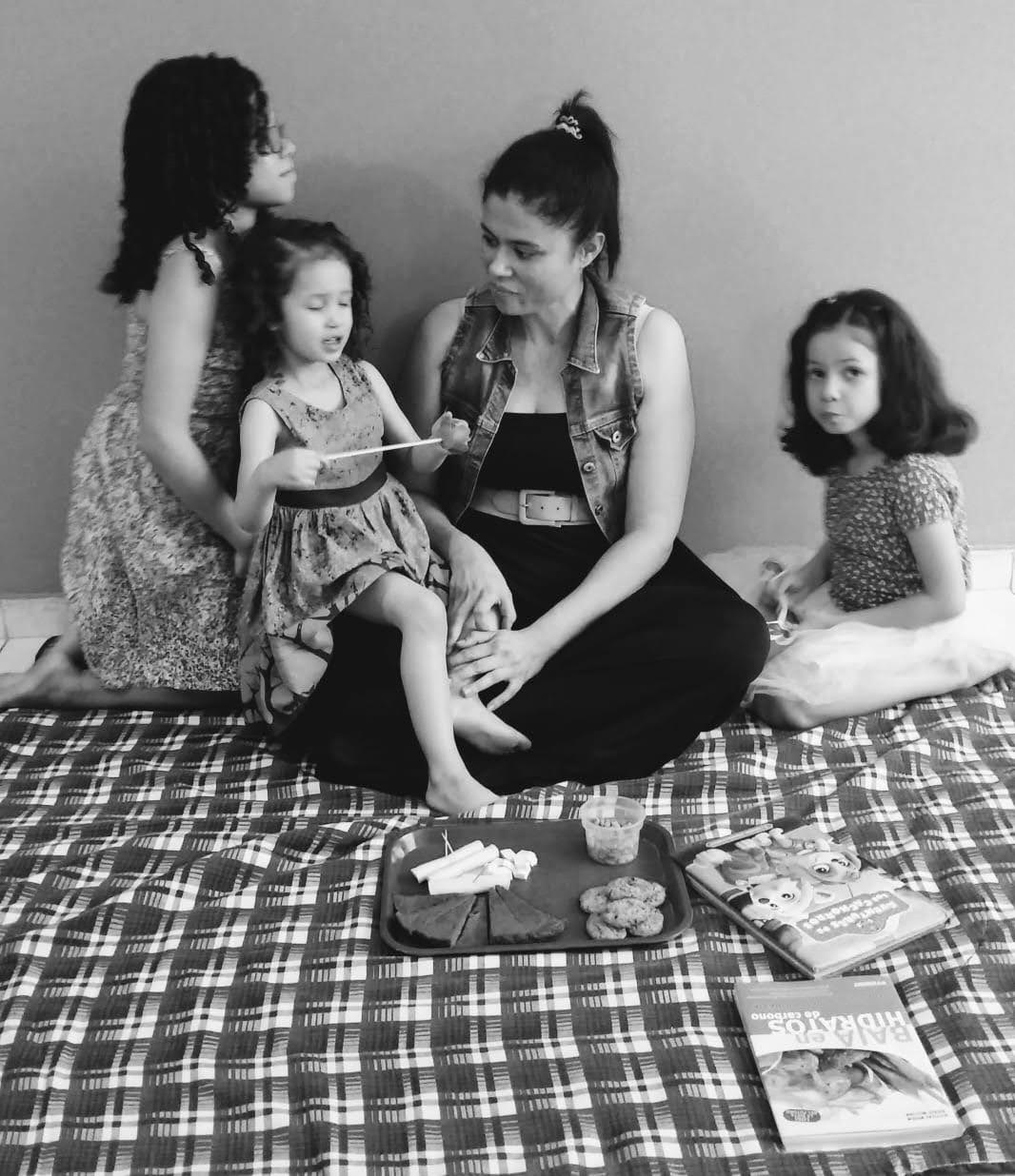 Yeniffer compartiendo con sus hijas